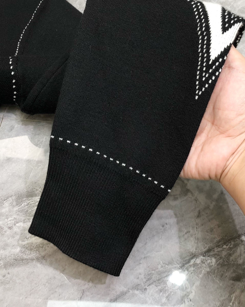 l0vis Vvtt0n sweater